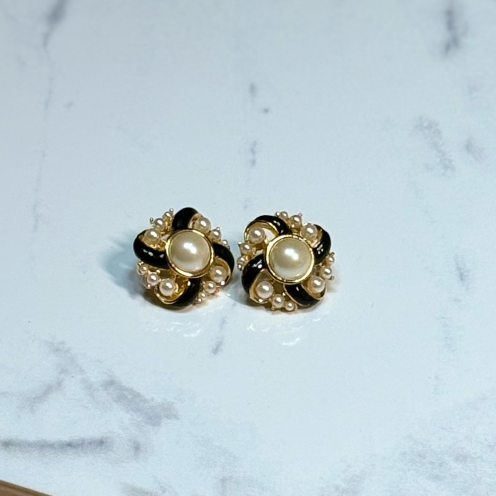 Elegant Black and Gold Pearl Stud Earrings